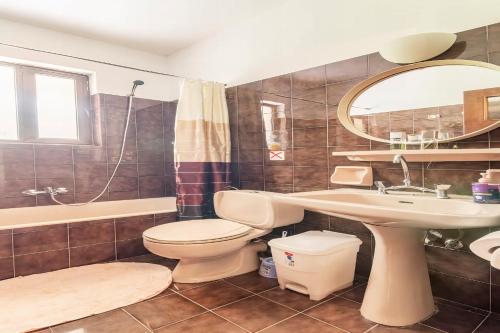 马拉松Villa OINOI with Pool for Luxury Vacation and Events的浴室配有盥洗池、卫生间和镜子。