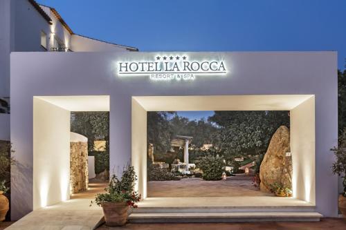 巴哈撒丁岛拉罗卡度假酒店及spa 的商店前方有读la rocca酒店的标志