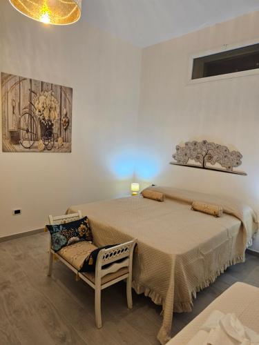 SantʼAngelo in FormisCasa Miccio B&B的一间卧室配有一张大床和一把椅子