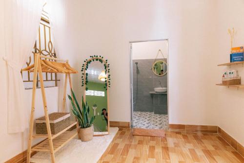 槟知Entire House - Nhà nguyên căn - Nhà Mơ Homestay Bến Tre的带淋浴和镜子的浴室