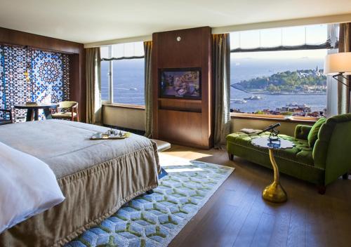 伊斯坦布尔塔克西姆马尔马拉酒店的一间带大床的卧室,享有海景
