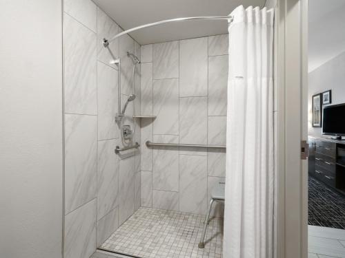 波卡特洛波卡特洛拉昆塔酒店 的带淋浴和浴帘的浴室