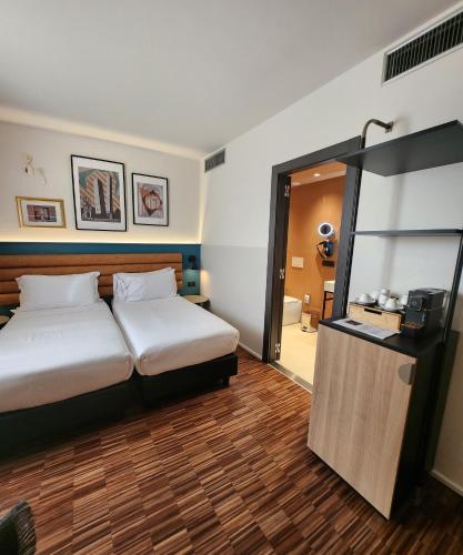 博洛尼亚尹朋里亚酒店的酒店客房,配有床和镜子