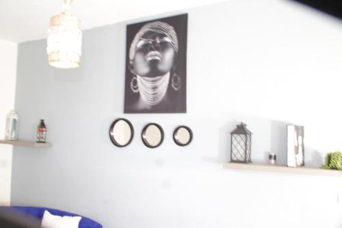 雅温得KRISTAL HOME的客厅墙上挂着黑白照片
