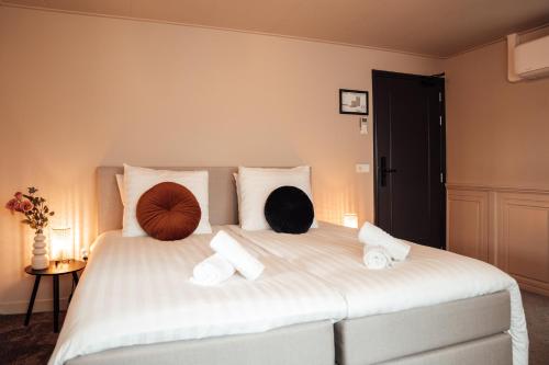 恩斯赫德Hotel bij Jacob的卧室配有一张带枕头的大型白色床。