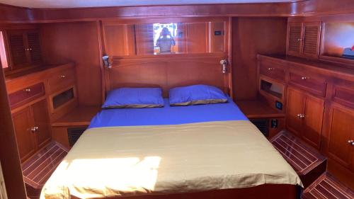 伊斯坦布尔PRUVA YACHT的小型客房的一张床位,配有木制橱柜