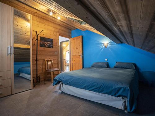 沙泰勒Appartement Châtel, 7 pièces, 12 personnes - FR-1-676-3的一间拥有蓝色墙壁的卧室和一张位于客房内的床