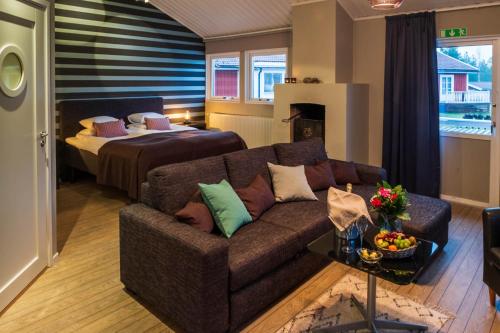 MjällomNorrfällsviken Rum & Kök的客厅配有沙发和1张床