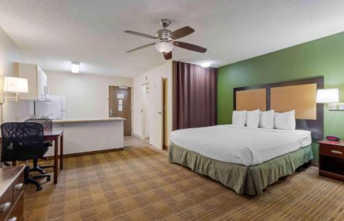 休斯顿美国延住公寓式酒店 - 休斯顿 I-10 市中心西的酒店客房带一张床和一个厨房
