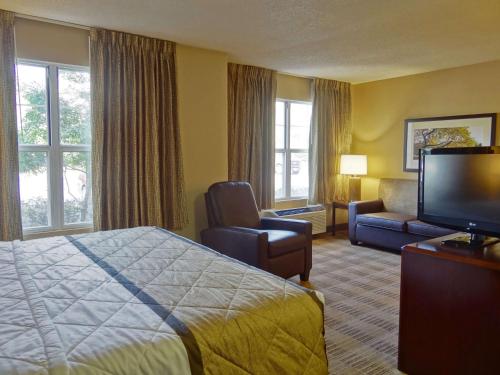 休斯顿美国长住酒店-休斯顿-医学中心-NRG公园-布雷斯伍德大道的配有一张床和一台平面电视的酒店客房