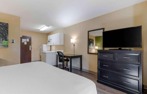 博伊西美国博伊西 - 机场长住公寓式酒店的配有一张床和一台平面电视的酒店客房