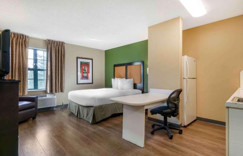 埃弗里特美国宜居酒店 - 西雅图 - 埃弗雷特 - 北部的大型酒店客房,配有一张床和一张书桌