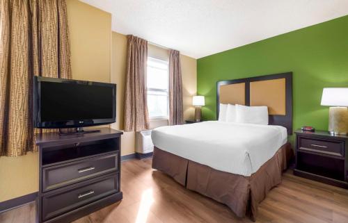 Murphys Corner西雅图 - 埃弗雷特 - 银湖美国长住酒店的配有一张床和一台平面电视的酒店客房