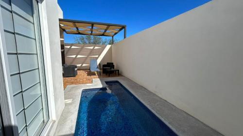 El CentenarioCasa Relax w/Pool & Rooftop Lounge的一座房子后院的游泳池