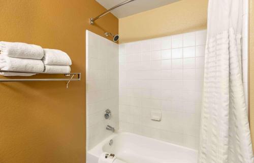 丹佛Extended Stay America Select Suites - Denver - Cherry Creek的浴室配有浴缸、淋浴和毛巾。