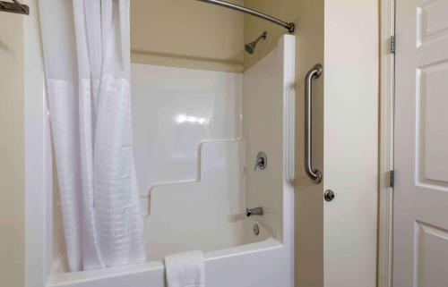 迈诺特Extended Stay Americas Suites - Minot的带淋浴和白色淋浴帘的浴室