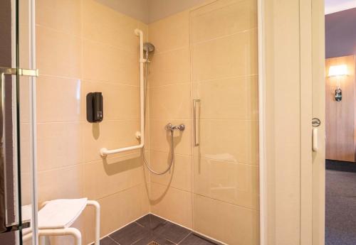 里摩日B&B HOTEL Limoges Centre Gare的带淋浴的浴室,墙上配有电话
