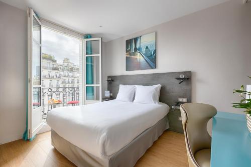 巴黎法兰西因瓦里德酒店的一间卧室设有一张大床和一个大窗户