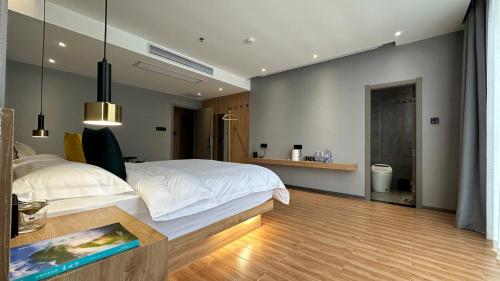 阳朔Lanshan Moon Resort的一间卧室配有一张大床和一张桌子