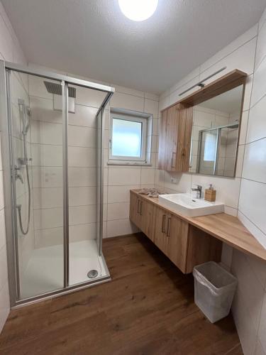 阿特湖畔努斯多夫基斯特霍夫斯坦比克乐尔酒店的带淋浴和盥洗盆的浴室