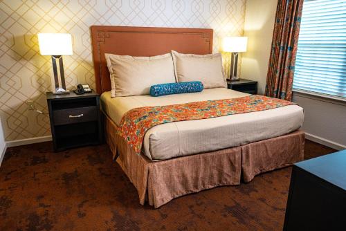 威廉斯堡威廉斯堡殖民地酒店的一间卧室配有一张床、两个床头柜和两盏灯。