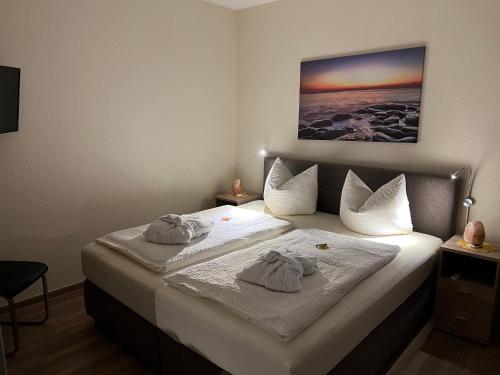 海尔巴德海利根斯塔特Ferienwohnung Sandra的一间卧室配有带毛巾的床