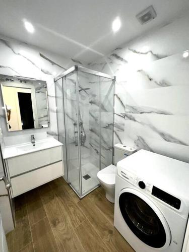 阿吉拉尔日波奥Apartamento La Muralla 2D的带淋浴和洗衣机的浴室