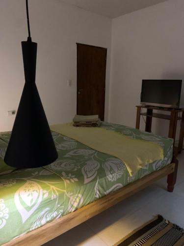 Punta Cocos的一间卧室配有一张床,上面有灯