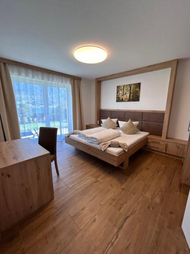 阿特湖畔努斯多夫基斯特霍夫斯坦比克乐尔酒店的一间卧室设有一张床和一个大窗户