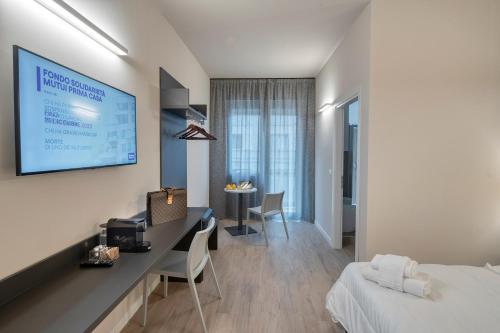 博洛尼亚Astoria Comfort Rooms的酒店客房设有一张床和一个大屏幕