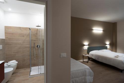 博洛尼亚Astoria Comfort Rooms的一间卧室配有一张床,浴室设有淋浴。