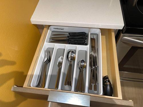 塔科马Full Kitchen-youtubetv-smart Locksking Bedtop Fl的厨房里装满餐具的抽屉