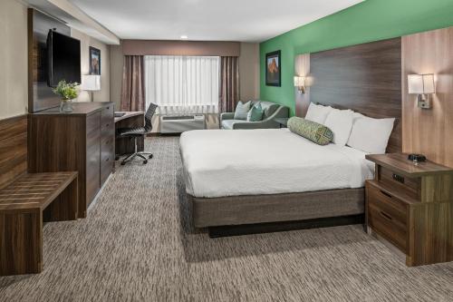 奥克赫斯特优胜美地南门套房酒店的配有一张床和一张书桌的酒店客房
