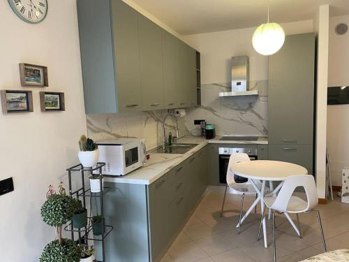 佩罗“The green house” Fiera Milano的一间带桌子和微波炉的小厨房