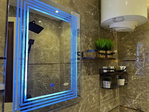 利雅德Riyadh season studio的带淋浴的浴室(带蓝色玻璃)