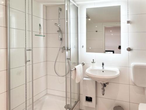 门兴格拉德巴赫Modernes City-Apartment in Mönchengladbach的带淋浴和盥洗盆的浴室