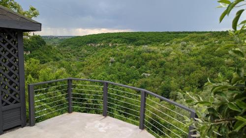 卡缅涅茨-波多利斯基Rodynnyi Maietok Family Estate的阳台享有绿色山坡的景致。