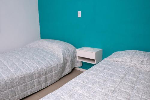帕索德洛斯利布雷斯Alta Pinta的两张睡床彼此相邻,位于一个房间里