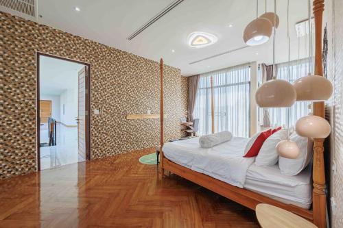 曼谷曼谷市区700平五房独栋泳池别墅的铺有木地板的客房内设有一间卧室,配有一张床。