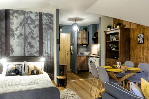 波罗维茨Borovets Dream Studio的卧室配有一张床和一张桌子及椅子