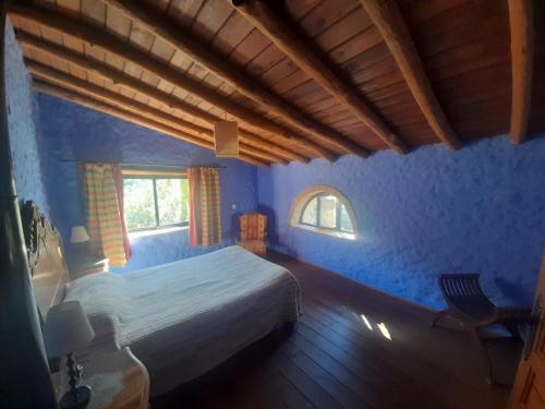 加拉罗萨Casas el Alamillo- el Castañero的卧室配有白色的床和窗户。