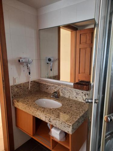 尼西亚弗洛雷斯塔Apartamento 320 Praia Bonita Resort的一间带水槽和镜子的浴室