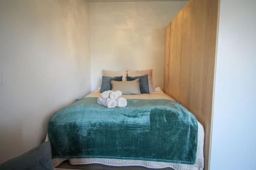 罗瓦涅米Arctic Halla's Studio的一间卧室配有一张床,上面有两条毛巾