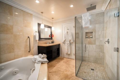 索尔万皇冠城堡酒店的带浴缸、淋浴和盥洗盆的浴室
