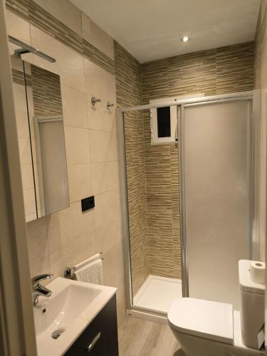 隆达Casa Daybru的带淋浴、卫生间和盥洗盆的浴室