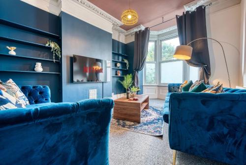 朴次茅斯4 Bed Manor Design House, Modern, Spacious- Pet Friendly! Sleeps 9, Portsmouth - By Blue Puffin Stays的蓝色的客厅配有2张蓝色沙发