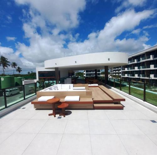 嘎林海斯港Makia beach Experience的屋顶上设有床的建筑