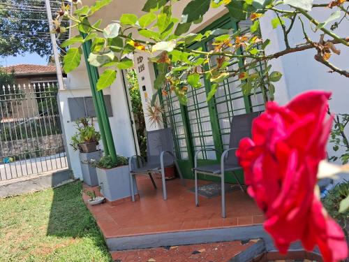 圣保罗Casa Térrea SP Expo e C Paralimpico的庭院设有两把椅子和一棵树