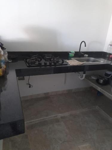 Villa del Rosariocomfortable accommodation的厨房柜台配有炉灶和水槽
