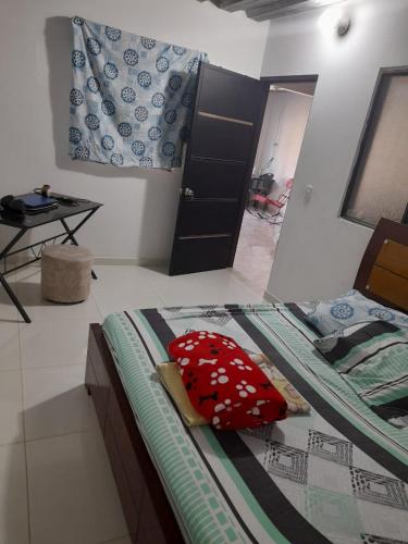 Villa del Rosariocomfortable accommodation的一间卧室配有一张红色枕头的床